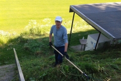 Wolfgang mit dem Rechen am Hang