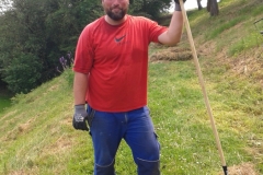 Frank beim Vorbereiten, um das Gras aufzuladen